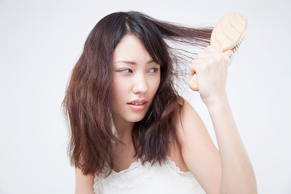 髪の静電気で起きるパサつき、うねり、ぺったんこ。【原因】と【対策】を毛髪診断士が徹底解説！